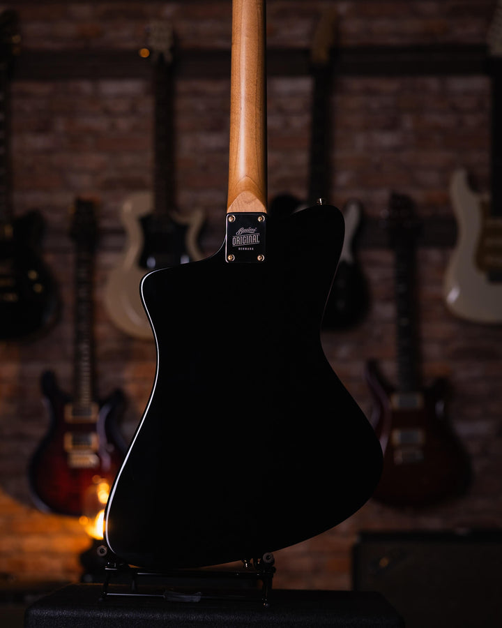 Baum Wingman Pure Black - Guitarra Eléctrica | Con sus líneas limpias y elegantes, jugabilidad moderna y sonidos clásicos, el elegante Wingman es una guitarra offset bellamente curvada que es inequívocamente Baum. El diseño progresivo presenta un cuerpo l