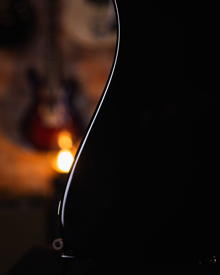 Baum Wingman Pure Black - Guitarra Eléctrica | Con sus líneas limpias y elegantes, jugabilidad moderna y sonidos clásicos, el elegante Wingman es una guitarra offset bellamente curvada que es inequívocamente Baum. El diseño progresivo presenta un cuerpo l