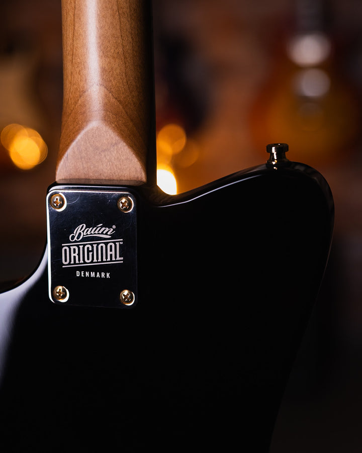 Baum Wingman Pure Black - Guitarra Eléctrica | Con sus líneas limpias y elegantes, jugabilidad moderna y sonidos clásicos, el elegante Wingman es una guitarra offset bellamente curvada que es inequívocamente Baum. El diseño progresivo presenta un cuerpo l