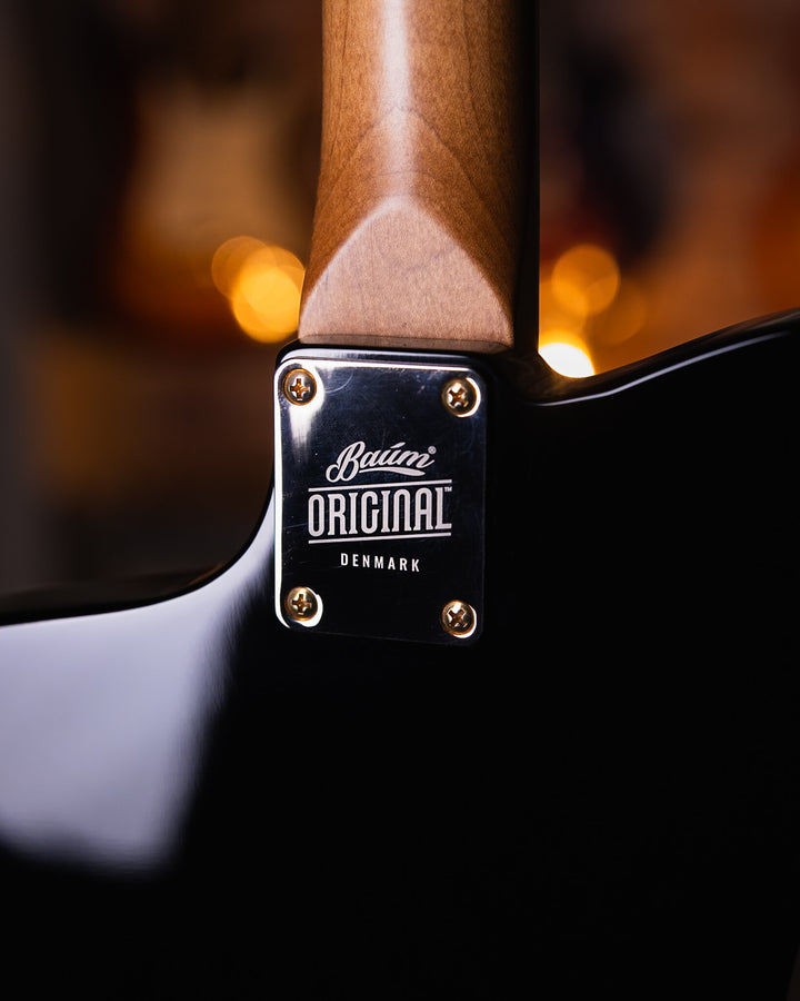 Baum Wingman Pure Black - Guitarra Eléctrica | Con sus líneas limpias y elegantes, jugabilidad moderna y sonidos clásicos, el elegante Wingman es una guitarra offset bellamente curvada que es inequívocamente Baum. El diseño progresivo presenta un cuerpo l