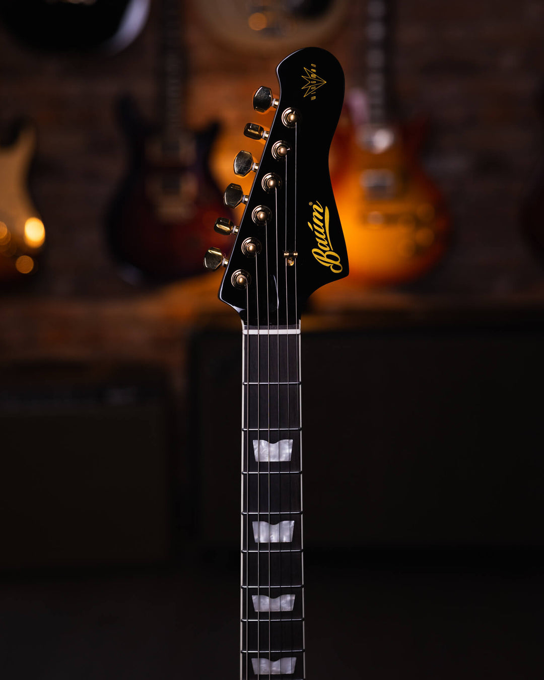 Baum Wingman Pure Black - Guitarra Eléctrica | Con sus líneas limpias y elegantes, jugabilidad moderna y sonidos clásicos, el elegante Wingman es una guitarra offset bellamente curvada que es inequívocamente Baum. El diseño progresivo presenta un cuerpo l