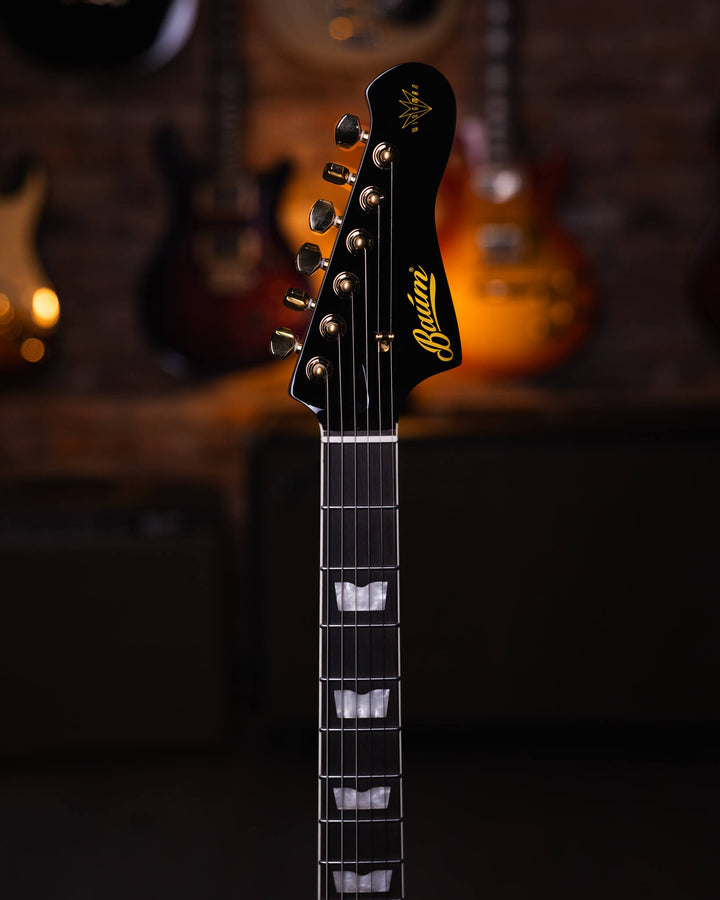 Baum Wingman Pure Black - Guitarra Eléctrica | Con sus líneas limpias y elegantes, jugabilidad moderna y sonidos clásicos, el elegante Wingman es una guitarra offset bellamente curvada que es inequívocamente Baum. El diseño progresivo presenta un cuerpo l