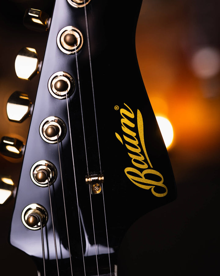 Baum Wingman Pure Black - Guitarra Eléctrica | Con sus líneas limpias y elegantes, jugabilidad moderna y sonidos clásicos, el elegante Wingman es una guitarra offset bellamente curvada que es inequívocamente Baum. El diseño progresivo presenta un cuerpo l