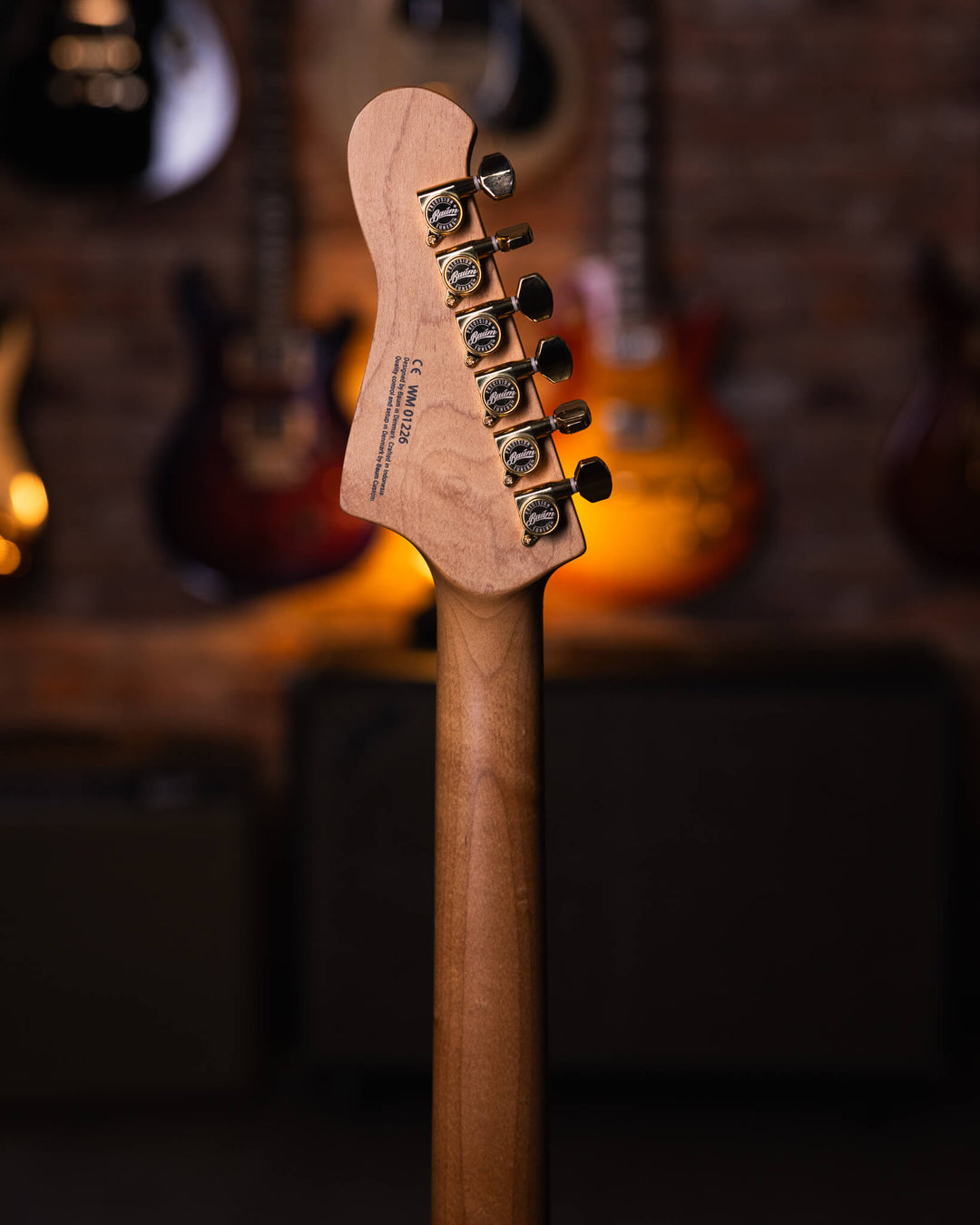 Baum Wingman Pure Black - Guitarra Eléctrica | Con sus líneas limpias y elegantes, jugabilidad moderna y sonidos clásicos, el elegante Wingman es una guitarra offset bellamente curvada que es inequívocamente Baum. El diseño progresivo presenta un cuerpo l