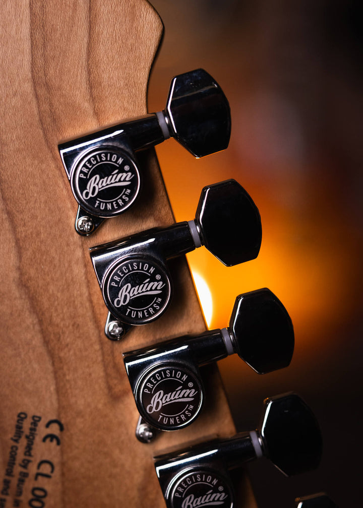 Baum Wingman Pure Black - Guitarra Eléctrica | Con sus líneas limpias y elegantes, jugabilidad moderna y sonidos clásicos, el elegante Wingman es una guitarra offset bellamente curvada que es inequívocamente Baum. El diseño progresivo presenta un cuerpo l