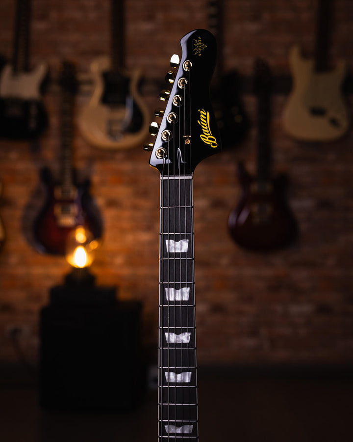 Baum Wingman Pure Black - Guitarra Eléctrica | Con sus líneas limpias y elegantes, jugabilidad moderna y sonidos clásicos, el elegante Wingman es una guitarra offset bellamente curvada que es inequívocamente Baum. El diseño progresivo presenta un cuerpo l