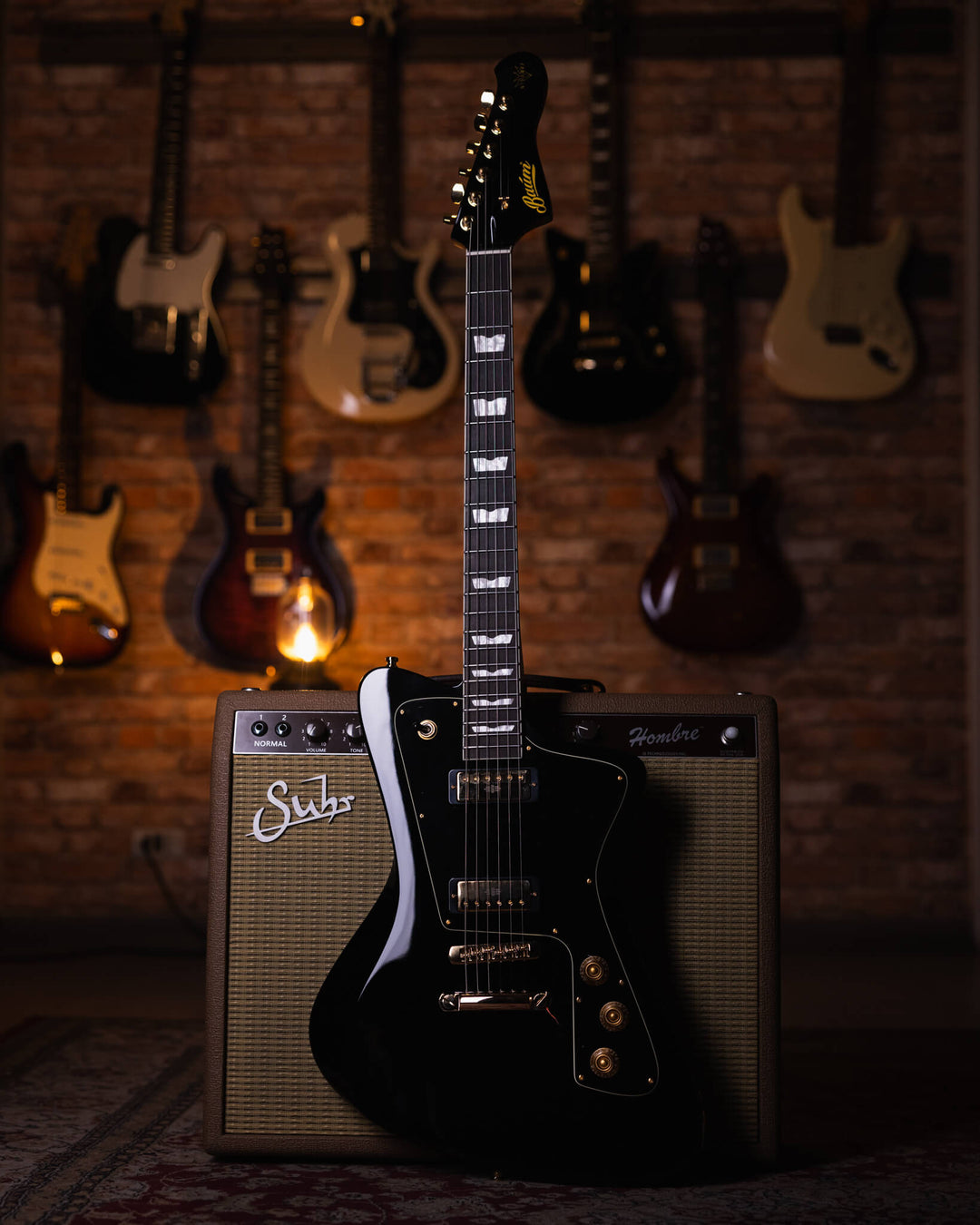 Baum Wingman Pure Black - Guitarra Eléctrica | Con sus líneas limpias y elegantes, jugabilidad moderna y sonidos clásicos, el elegante Wingman es una guitarra offset bellamente curvada que es inequívocamente Baum. El diseño progresivo presenta un cuerpo l
