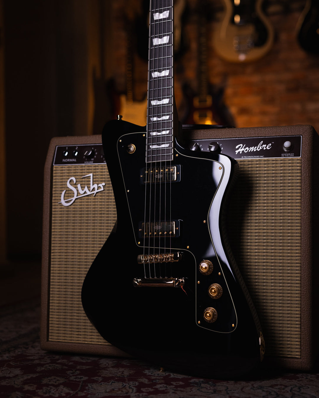 Baum Wingman Pure Black - Guitarra Eléctrica | Con sus líneas limpias y elegantes, jugabilidad moderna y sonidos clásicos, el elegante Wingman es una guitarra offset bellamente curvada que es inequívocamente Baum. El diseño progresivo presenta un cuerpo l