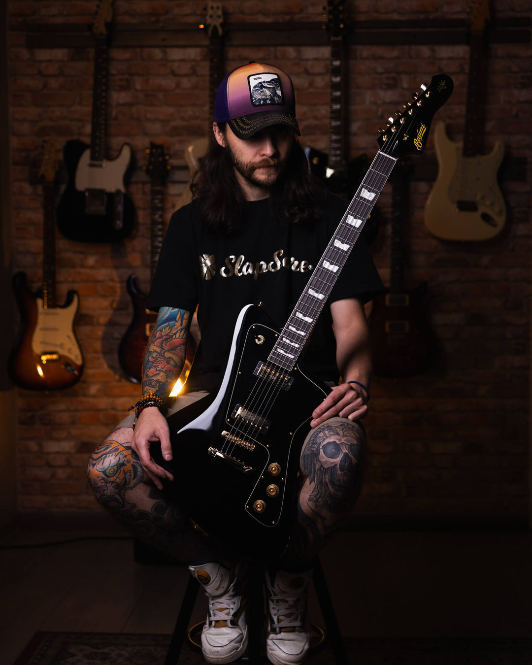 Baum Wingman Pure Black - Guitarra Eléctrica | Con sus líneas limpias y elegantes, jugabilidad moderna y sonidos clásicos, el elegante Wingman es una guitarra offset bellamente curvada que es inequívocamente Baum. El diseño progresivo presenta un cuerpo l