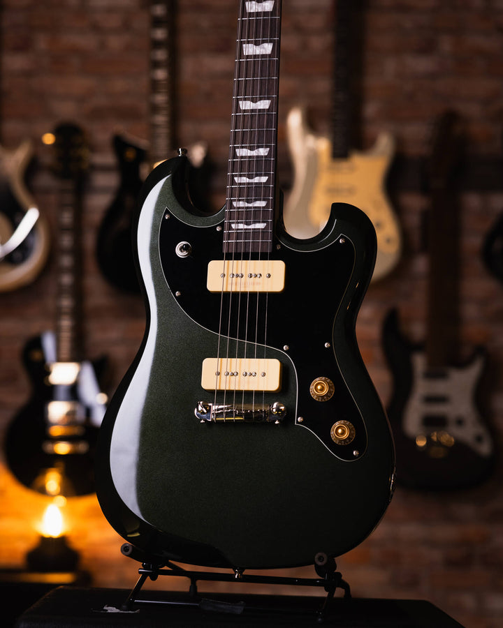 Baum Carve Vega Deep Forest - Guitarra Eléctrica | Presentamos el nuevo Carve VEGA 2024. La guitarra Carve viene con el carisma y el tono que hicieron la primer Carvepopular.Un tono de voz vintage con una respuesta dinámica rápida y directa a tu tocar. Ah