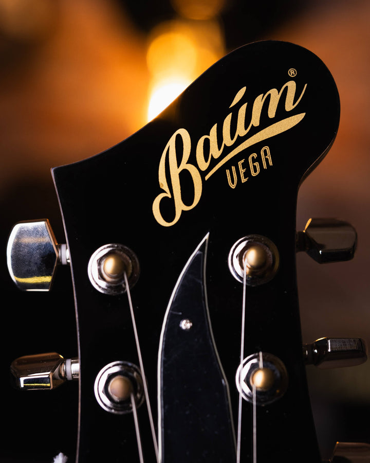 Baum Carve Vega Deep Forest - Guitarra Eléctrica | Presentamos el nuevo Carve VEGA 2024. La guitarra Carve viene con el carisma y el tono que hicieron la primer Carvepopular.Un tono de voz vintage con una respuesta dinámica rápida y directa a tu tocar. Ah