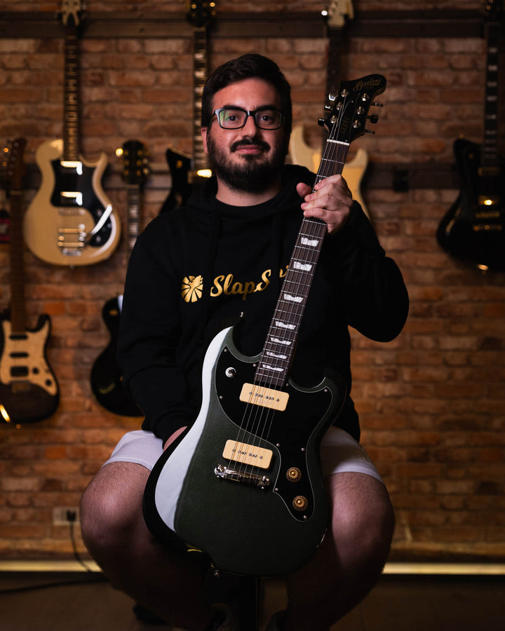 Baum Carve Vega Deep Forest - Guitarra Eléctrica | Presentamos el nuevo Carve VEGA 2024. La guitarra Carve viene con el carisma y el tono que hicieron la primer Carvepopular.Un tono de voz vintage con una respuesta dinámica rápida y directa a tu tocar. Ah