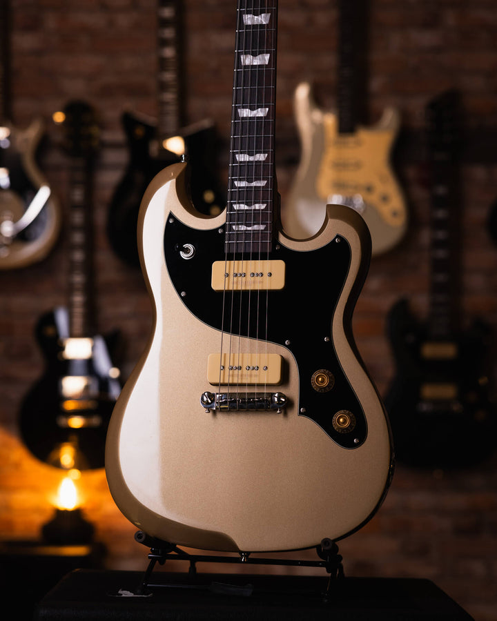 Baum Carve Vega Moon Dust - Guitarra Eléctrica | Presentamos el nuevo Carve VEGA 2024. La guitarra Carve viene con el carisma y el tono que hicieron la primer Carve popular.Un tono de voz vintage con una respuesta dinámica rápida y directa a tu tocar. Aho