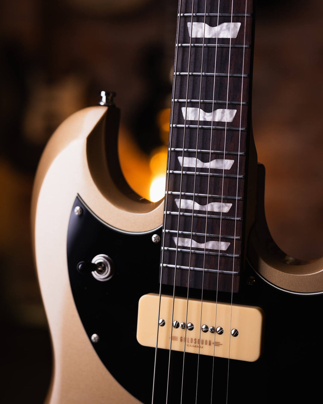 Baum Carve Vega Moon Dust - Guitarra Eléctrica | Presentamos el nuevo Carve VEGA 2024. La guitarra Carve viene con el carisma y el tono que hicieron la primer Carve popular.Un tono de voz vintage con una respuesta dinámica rápida y directa a tu tocar. Aho