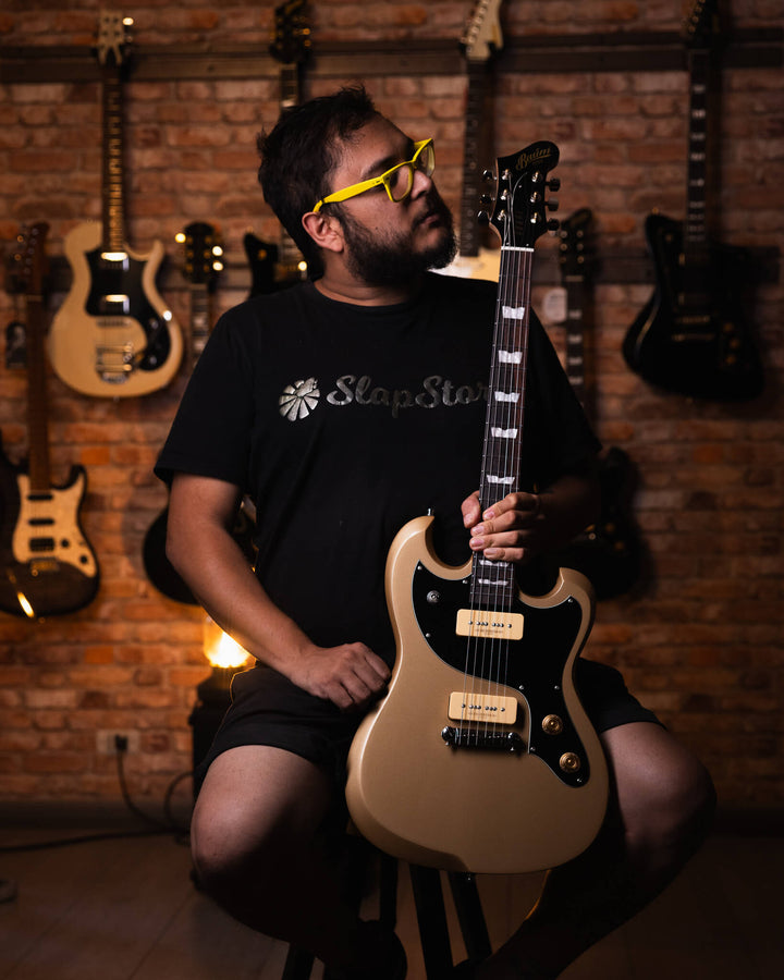 Baum Carve Vega Moon Dust - Guitarra Eléctrica | Presentamos el nuevo Carve VEGA 2024. La guitarra Carve viene con el carisma y el tono que hicieron la primer Carve popular.Un tono de voz vintage con una respuesta dinámica rápida y directa a tu tocar. Aho