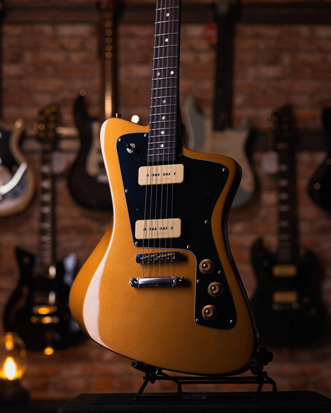 Baum Wingman Vega Inca Gold - Guitarra Eléctrica | La nueva edición de Wingman VEGA 2024 ya está aquí. Tu Wingman esencial ahora es aún más versátil y poderoso. Una guitarra más fuerte, más expresiva y más dinámica. Un tono más fuerte. Sostenimiento sólid