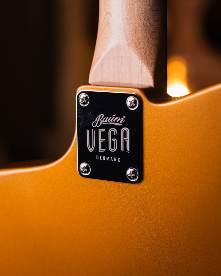 Baum Wingman Vega Inca Gold - Guitarra Eléctrica | La nueva edición de Wingman VEGA 2024 ya está aquí. Tu Wingman esencial ahora es aún más versátil y poderoso. Una guitarra más fuerte, más expresiva y más dinámica. Un tono más fuerte. Sostenimiento sólid