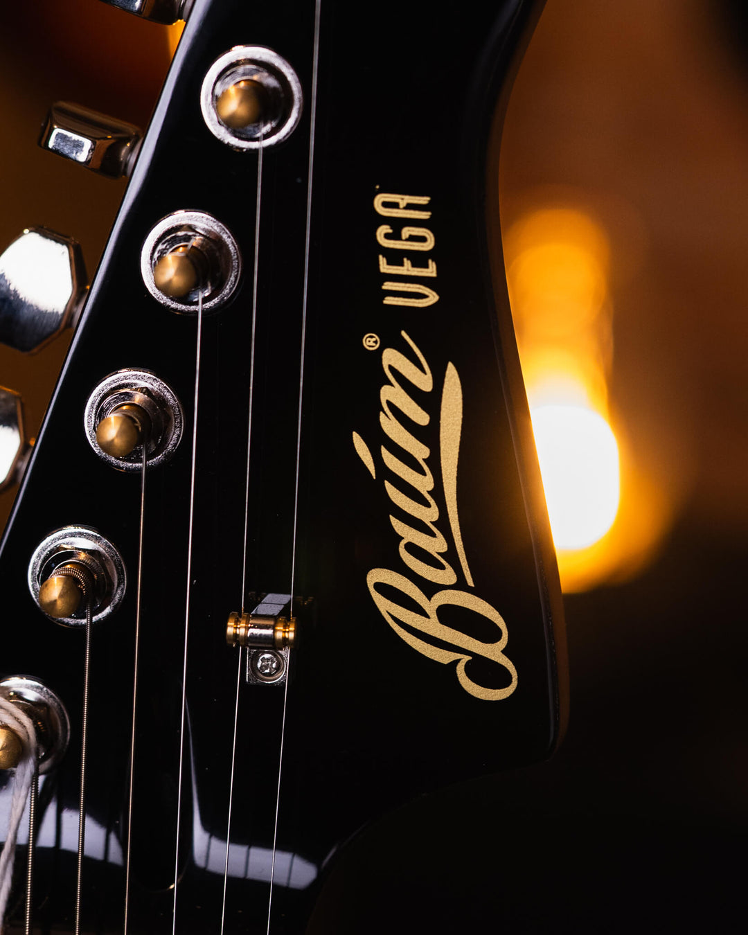 Baum Wingman Vega Inca Gold - Guitarra Eléctrica | La nueva edición de Wingman VEGA 2024 ya está aquí. Tu Wingman esencial ahora es aún más versátil y poderoso. Una guitarra más fuerte, más expresiva y más dinámica. Un tono más fuerte. Sostenimiento sólid