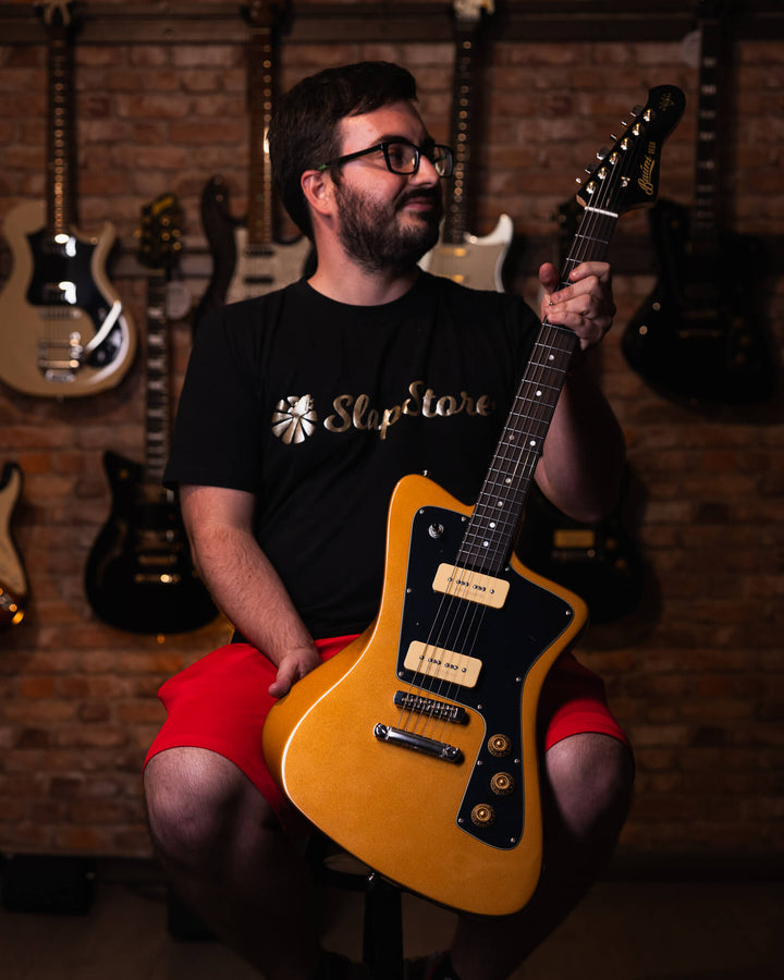 Baum Wingman Vega Inca Gold - Guitarra Eléctrica | La nueva edición de Wingman VEGA 2024 ya está aquí. Tu Wingman esencial ahora es aún más versátil y poderoso. Una guitarra más fuerte, más expresiva y más dinámica. Un tono más fuerte. Sostenimiento sólid