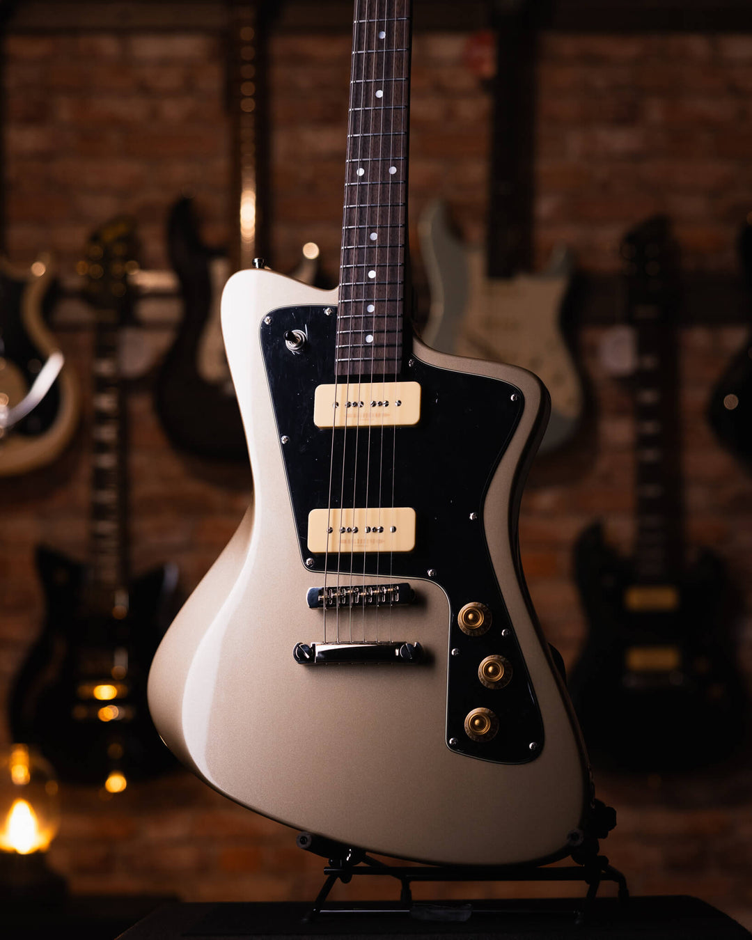 Baum Wingman Vega Moon Dust - Guitarra Eléctrica | La nueva edición de Wingman VEGA 2024 ya está aquí. Tu Wingman esencial ahora es aún más versátil y poderoso. Una guitarra más fuerte, más expresiva y más dinámica. Un tono más fuerte. Sostenimiento sólid