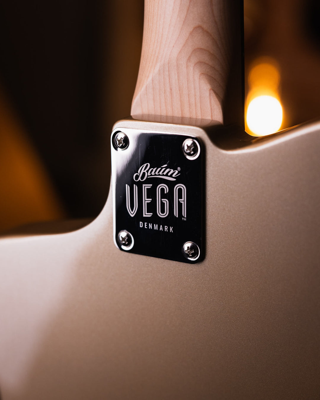 Baum Wingman Vega Moon Dust - Guitarra Eléctrica | La nueva edición de Wingman VEGA 2024 ya está aquí. Tu Wingman esencial ahora es aún más versátil y poderoso. Una guitarra más fuerte, más expresiva y más dinámica. Un tono más fuerte. Sostenimiento sólid