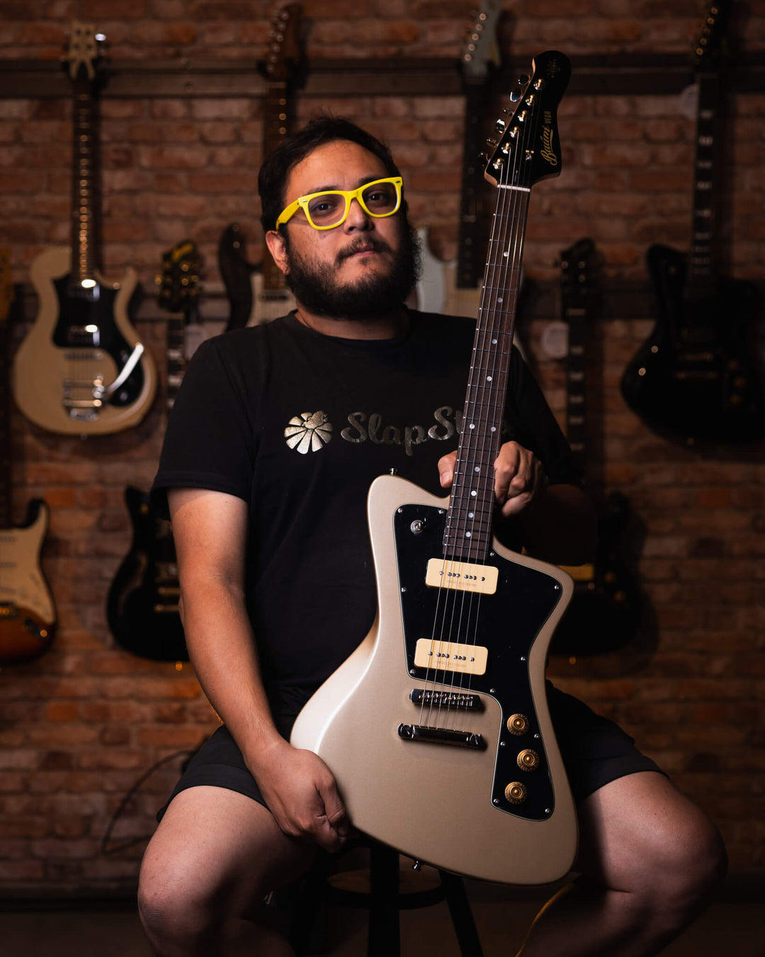 Baum Wingman Vega Moon Dust - Guitarra Eléctrica | La nueva edición de Wingman VEGA 2024 ya está aquí. Tu Wingman esencial ahora es aún más versátil y poderoso. Una guitarra más fuerte, más expresiva y más dinámica. Un tono más fuerte. Sostenimiento sólid