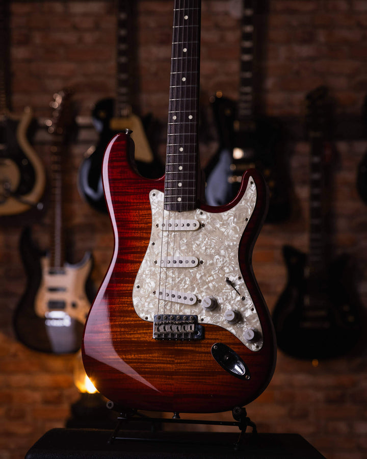 Fender Stratocaster Foto Flame Cherryburst MIJ '95 - Guitarra Eléctrica | Entre 1994 y 1996, Fender Japón fabricó un modelo de exportación llamado "Foto Flame Stratocaster", una reedición de estilo '60s que presentaba diapasón de rosewood, trémolo vintage