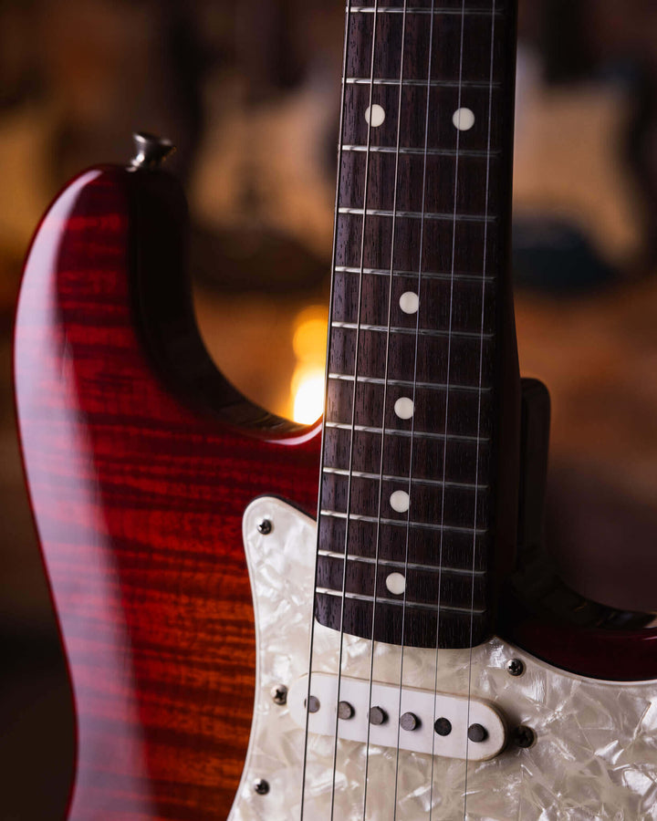 Fender Stratocaster Foto Flame Cherryburst MIJ '95 - Guitarra Eléctrica | Entre 1994 y 1996, Fender Japón fabricó un modelo de exportación llamado "Foto Flame Stratocaster", una reedición de estilo '60s que presentaba diapasón de rosewood, trémolo vintage