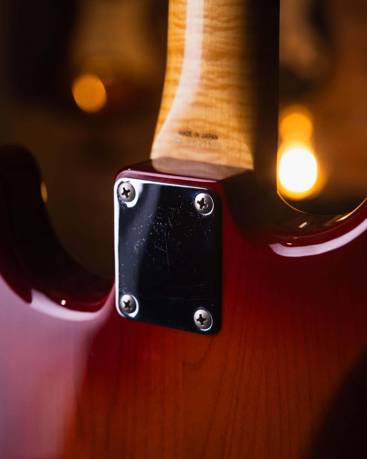 Fender Stratocaster Foto Flame Cherryburst MIJ '95 - Guitarra Eléctrica | Entre 1994 y 1996, Fender Japón fabricó un modelo de exportación llamado "Foto Flame Stratocaster", una reedición de estilo '60s que presentaba diapasón de rosewood, trémolo vintage