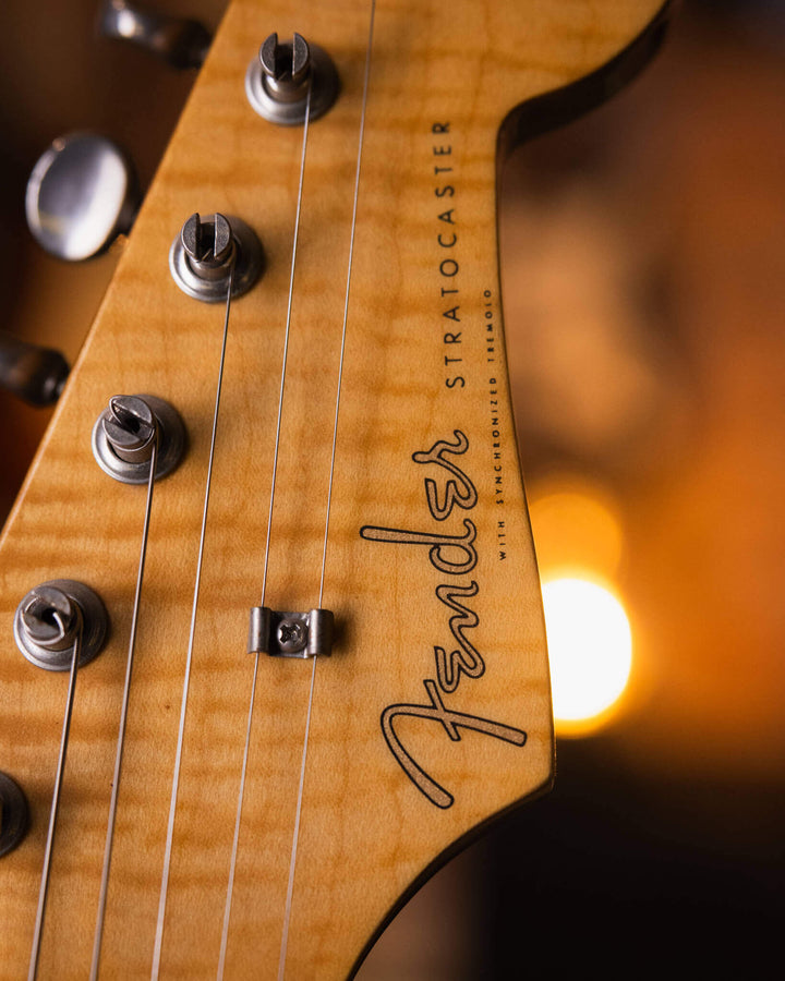Fender Stratocaster Foto Flame Cherryburst MIJ '95 - Guitarra Eléctrica | Entre 1994 y 1996, Fender Japón fabricó un modelo de exportación llamado "Foto Flame Stratocaster", una reedición de estilo '60s que presentaba diapasón de rosewood, trémolo vintage