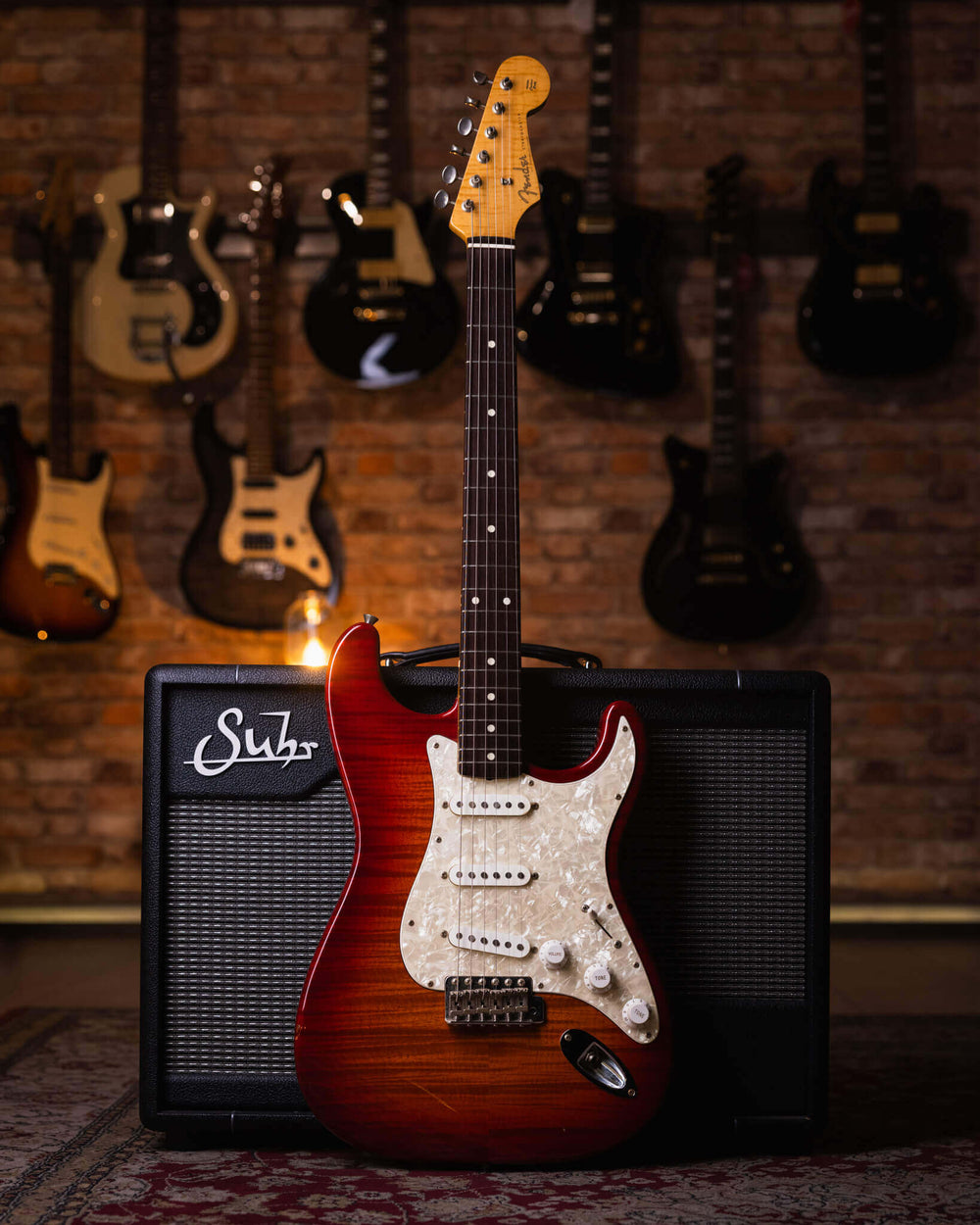 Fender Stratocaster Foto Flame Cherryburst MIJ '95 - Guitarra Eléctrica | Entre 1994 y 1996, Fender Japón fabricó un modelo de exportación llamado "Foto Flame Stratocaster", una reedición de estilo '60s que presentaba diapasón de rosewood, trémolo vintage