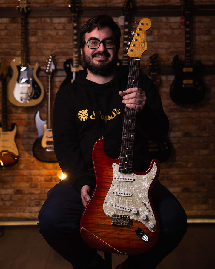 Fender Stratocaster Foto Flame Cherryburst MIJ '95 - Guitarra Eléctrica | Entre 1994 y 1996, Fender Japón fabricó un modelo de exportación llamado "Foto Flame Stratocaster", una reedición de estilo '60s que presentaba diapasón de rosewood, trémolo vintage