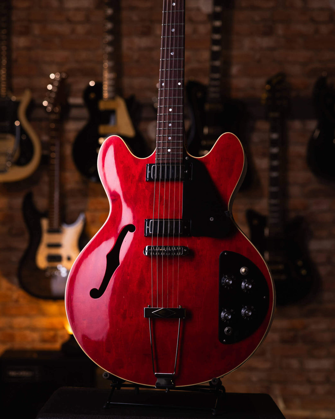 Gibson ES-325 Cherry Red 1972 - Guitarra Eléctrica | La Gibson ES-325 es un modelo de guitarra eléctrica de cuerpo hueco de línea delgada producido por Gibson Guitar Corporation de 1972 a 1979. Aunque similar en apariencia a la popular guitarra semihueca