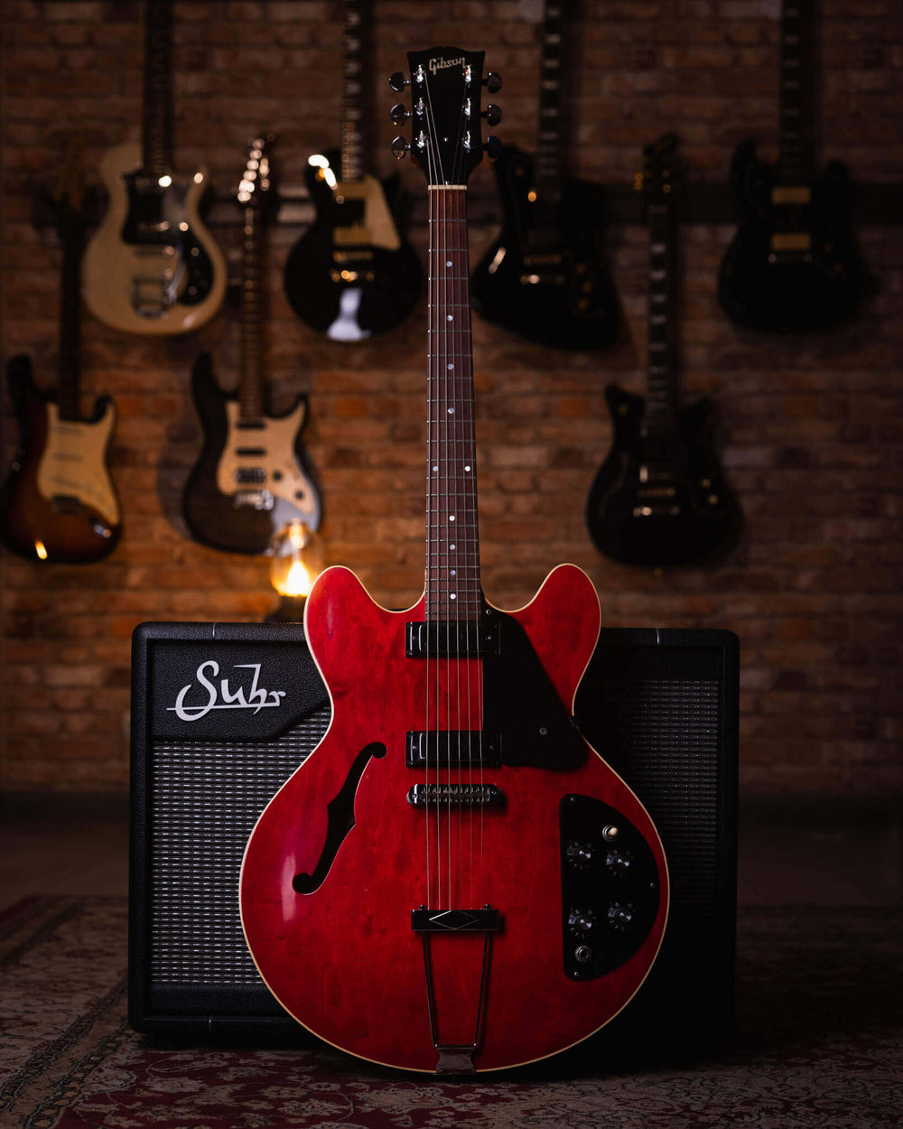 Gibson ES-325 Cherry Red 1972 - Guitarra Eléctrica | La Gibson ES-325 es un modelo de guitarra eléctrica de cuerpo hueco de línea delgada producido por Gibson Guitar Corporation de 1972 a 1979. Aunque similar en apariencia a la popular guitarra semihueca