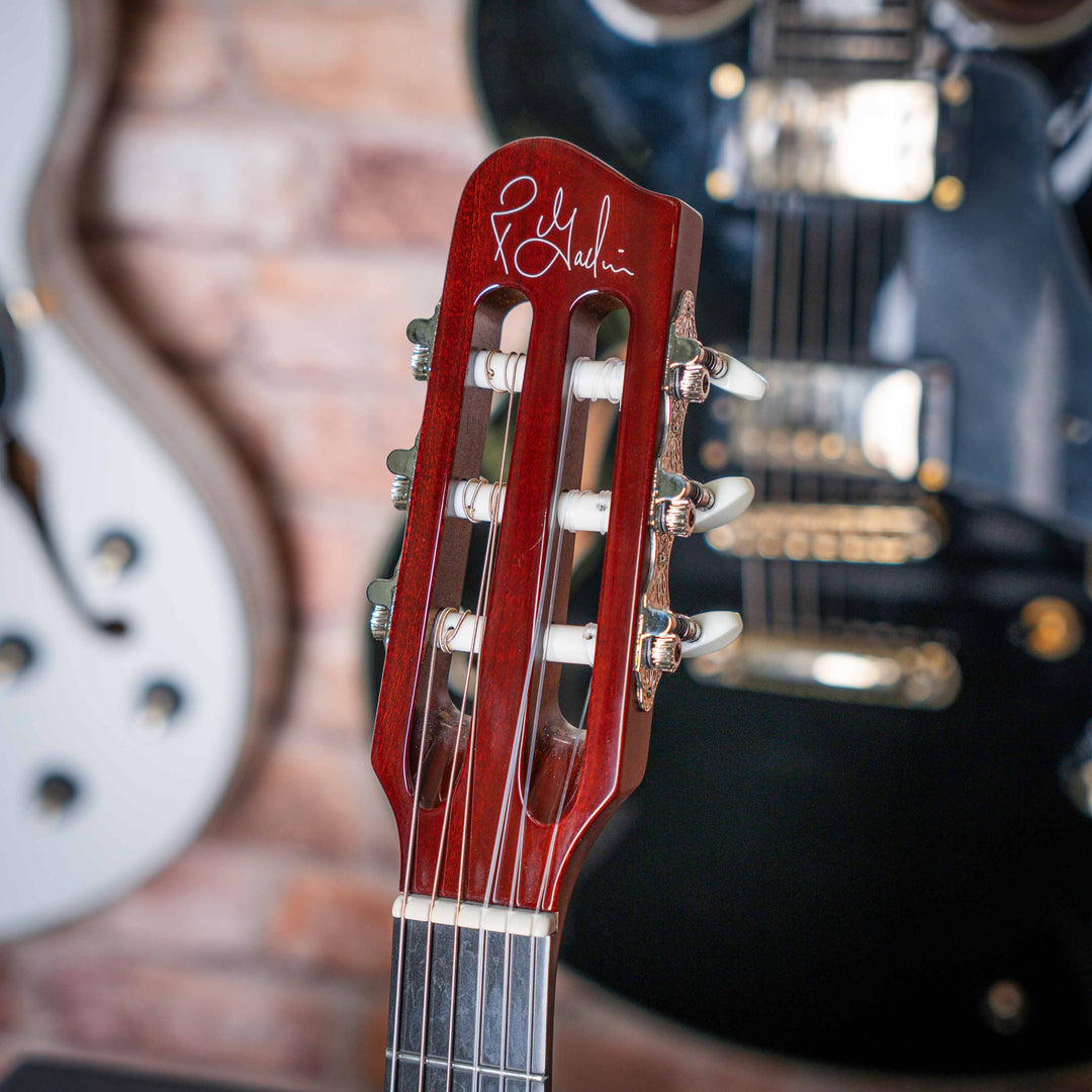 Godin Multiac Nylon ACS SLIM SA - Guitarra Electroacústica | Godin Multiac Nylon ACS Slim SA Slim' se refiere al ancho de la cejilla de 1,715″, que es apenas 16 de pulgada más ancho que el ancho de la cejilla de nuestras guitarras eléctricas estándar. Si