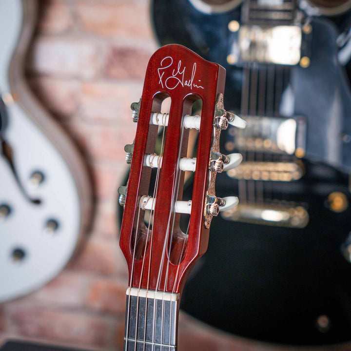 Godin Multiac Nylon ACS SLIM SA - Guitarra Electroacústica | Godin Multiac Nylon ACS Slim SA Slim' se refiere al ancho de la cejilla de 1,715″, que es apenas 16 de pulgada más ancho que el ancho de la cejilla de nuestras guitarras eléctricas estándar. Si