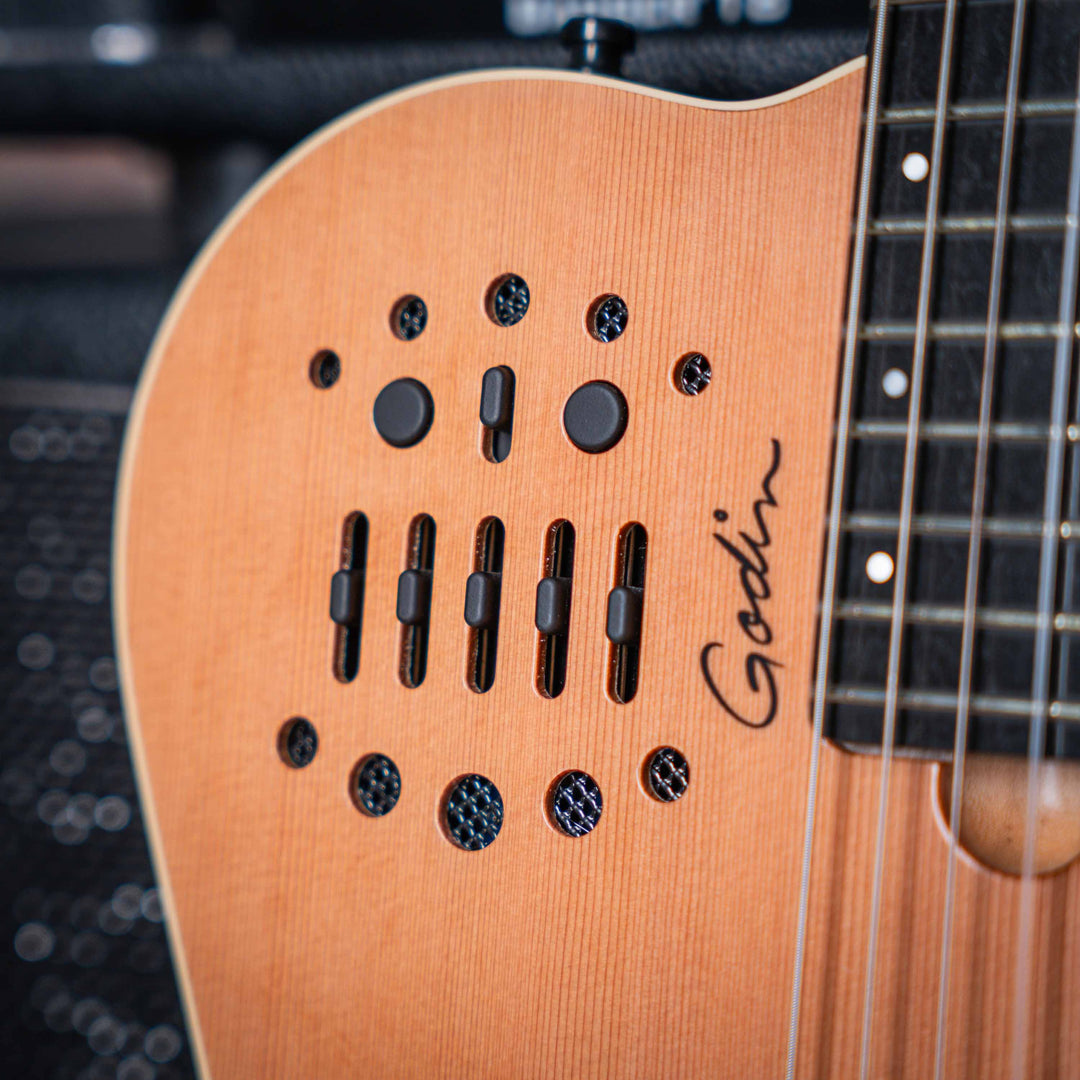 Godin Multiac Nylon ACS SLIM SA - Guitarra Electroacústica | Godin Multiac Nylon ACS Slim SA Slim' se refiere al ancho de la cejilla de 1,715″, que es apenas 16 de pulgada más ancho que el ancho de la cejilla de nuestras guitarras eléctricas estándar. Si