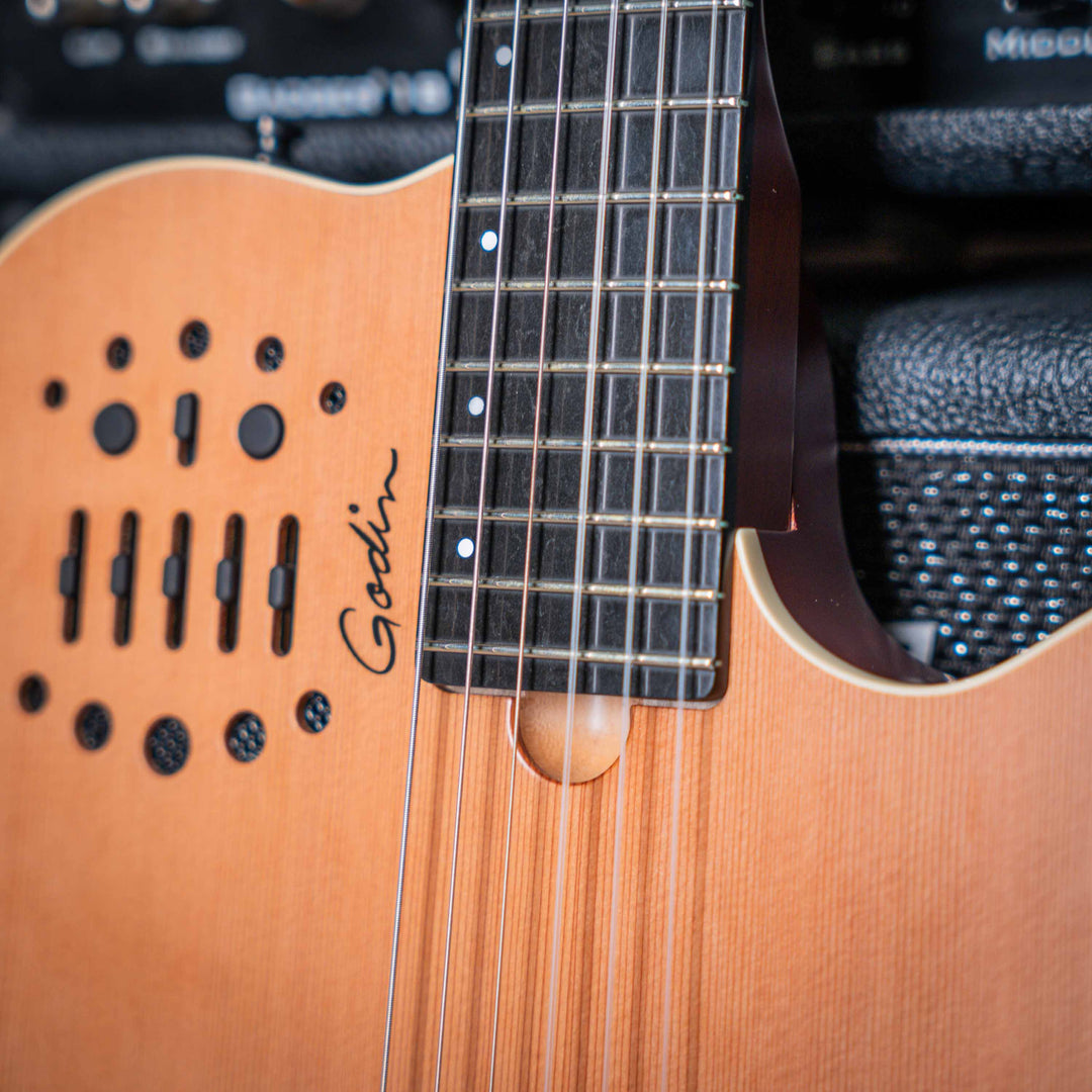 Godin Multiac Nylon ACS SLIM SA - Guitarra Electroacústica | Godin Multiac Nylon ACS Slim SA Slim' se refiere al ancho de la cejilla de 1,715″, que es apenas 16 de pulgada más ancho que el ancho de la cejilla de nuestras guitarras eléctricas estándar. Si