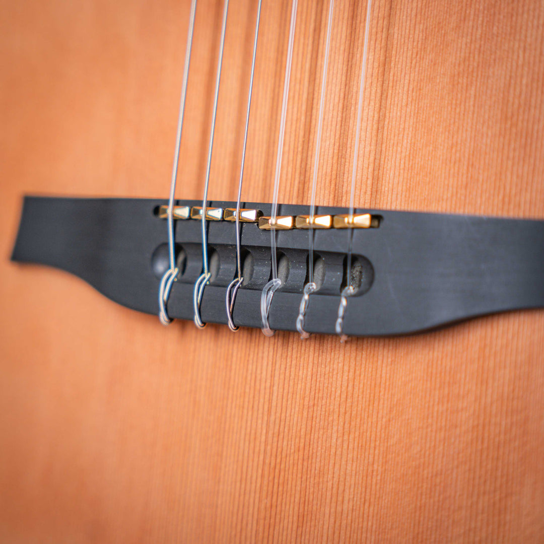 Godin Multiac Nylon ACS SLIM SA - Guitarra Electroacústica | Godin Multiac Nylon ACS Slim SA Slim' se refiere al ancho de la cejilla de 1,715″, que es apenas 16 de pulgada más ancho que el ancho de la cejilla de nuestras guitarras eléctricas estándar. Si