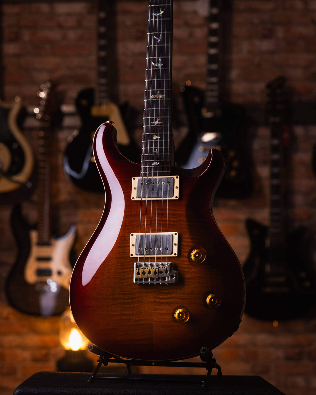 PRS Custom 22 10 Top Cherry Sunburst 2002 - Guitarra Eléctrica | Cuerpo • Modelo: Custom 22• Madera: Mahogany• Top: Beveled Flamed Maple Top • Terminación: Polyurethane, Cherry Sunburst Brazo • Madera: Mahogany • Perfil: Wide Thin• Finish: Poly Gloss• Nut