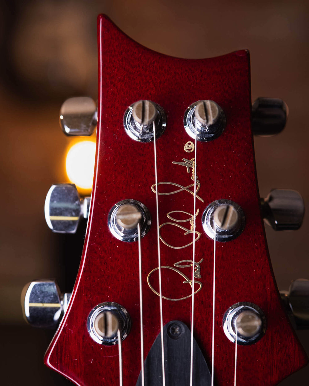 PRS Custom 22 10 Top Cherry Sunburst 2002 - Guitarra Eléctrica | Cuerpo • Modelo: Custom 22• Madera: Mahogany• Top: Beveled Flamed Maple Top • Terminación: Polyurethane, Cherry Sunburst Brazo • Madera: Mahogany • Perfil: Wide Thin• Finish: Poly Gloss• Nut