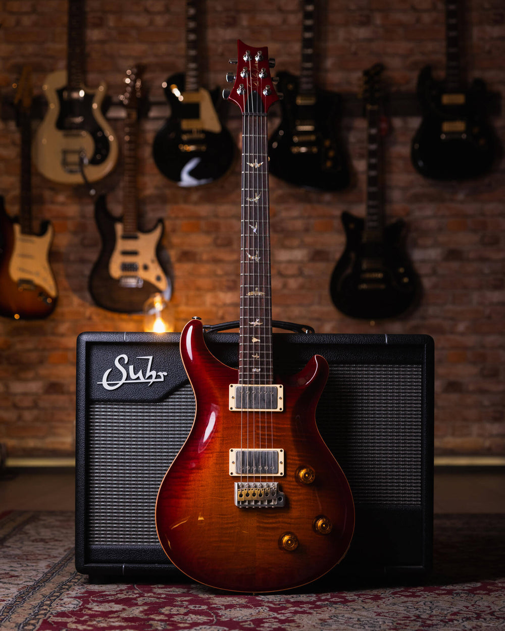 PRS Custom 22 10 Top Cherry Sunburst 2002 - Guitarra Eléctrica | Cuerpo • Modelo: Custom 22• Madera: Mahogany• Top: Beveled Flamed Maple Top • Terminación: Polyurethane, Cherry Sunburst Brazo • Madera: Mahogany • Perfil: Wide Thin• Finish: Poly Gloss• Nut