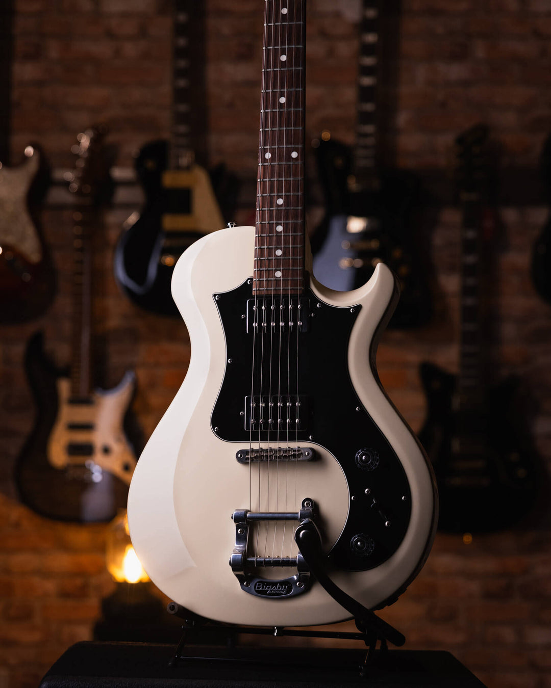 PRS S2 Starla Antique White 2016 - Guitarra Eléctrica | Cuerpo • Modelo: S2 Starla• Madera: Asymmetric Beveled Thin Mahogany (Singlecut) • Terminación: Lacquer, Antique White Brazo • Madera: Mahogany• Perfil: Pattern Regular• Finish: Lacquer• Escala: 25”