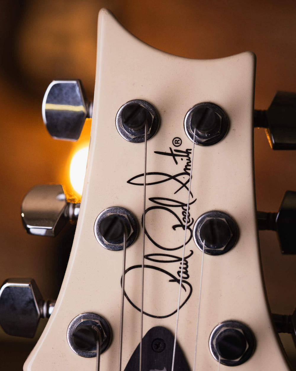 PRS S2 Starla Antique White 2016 - Guitarra Eléctrica | Cuerpo • Modelo: S2 Starla• Madera: Asymmetric Beveled Thin Mahogany (Singlecut) • Terminación: Lacquer, Antique White Brazo • Madera: Mahogany• Perfil: Pattern Regular• Finish: Lacquer• Escala: 25”