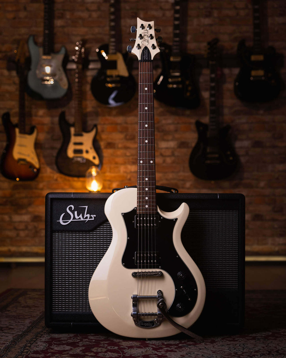 PRS S2 Starla Antique White 2016 - Guitarra Eléctrica | Cuerpo • Modelo: S2 Starla• Madera: Asymmetric Beveled Thin Mahogany (Singlecut) • Terminación: Lacquer, Antique White Brazo • Madera: Mahogany• Perfil: Pattern Regular• Finish: Lacquer• Escala: 25”