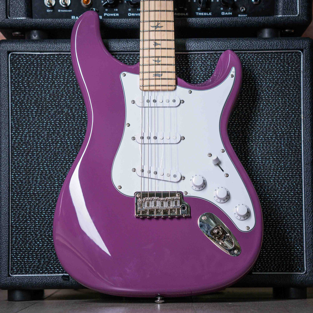 PRS SE Silver Sky - Summit Purple Guitarra Eléctrica | La PRS SE Silver Sky es una iteración familiar del modelo Silver Sky original que se presentó por primera vez con John Mayer en 2018. Esta guitarra proporciona un amplio tono y facilidad de ejecución,