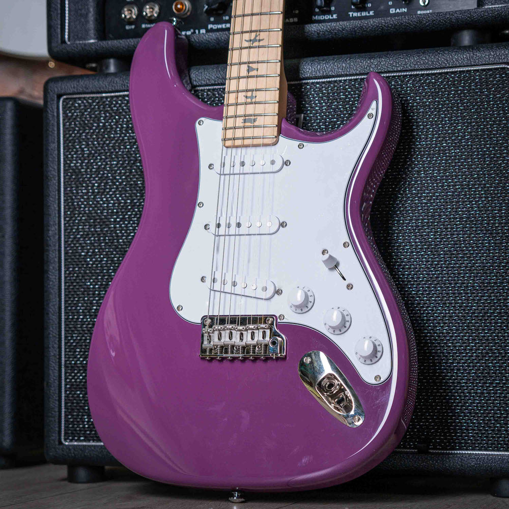 PRS SE Silver Sky - Summit Purple Guitarra Eléctrica | La PRS SE Silver Sky es una iteración familiar del modelo Silver Sky original que se presentó por primera vez con John Mayer en 2018. Esta guitarra proporciona un amplio tono y facilidad de ejecución,