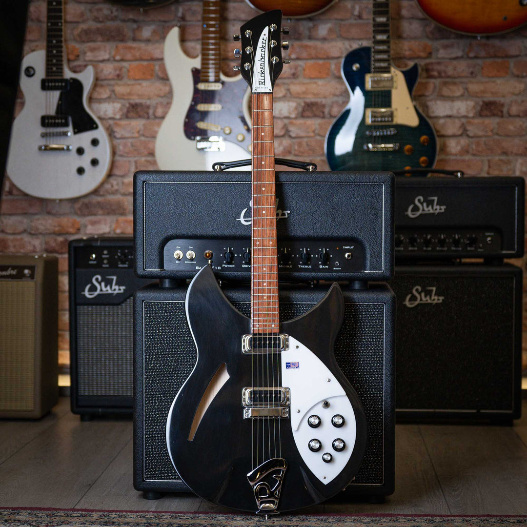Rickenbacker 330 Jetglo 2006 - Guitarra Eléctrica | Careful acoustic research has resulted in the full, rich and warm sound of this popular model. Two single coil pickups on a full size body are accented by a traditionally shaped sound hole. The 24 fret R