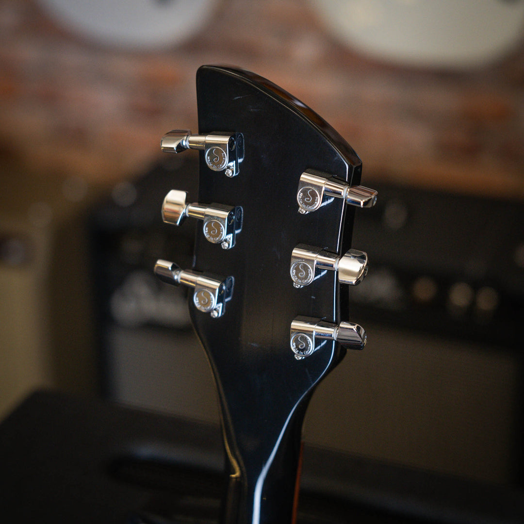 Rickenbacker 330 Jetglo 2006 - Guitarra Eléctrica | Careful acoustic research has resulted in the full, rich and warm sound of this popular model. Two single coil pickups on a full size body are accented by a traditionally shaped sound hole. The 24 fret R