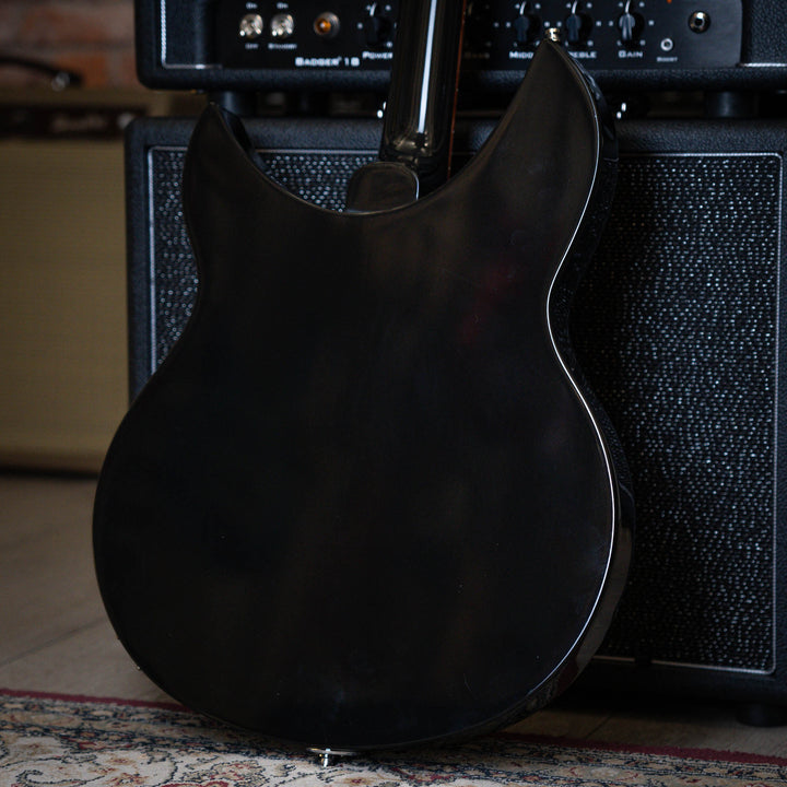 Rickenbacker 330 Jetglo 2006 - Guitarra Eléctrica | Careful acoustic research has resulted in the full, rich and warm sound of this popular model. Two single coil pickups on a full size body are accented by a traditionally shaped sound hole. The 24 fret R